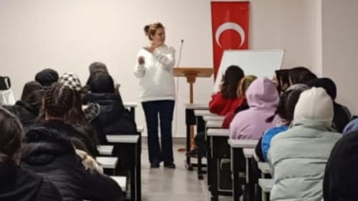 Öğretmeni Sabriye YABANCI öğrencilerimize Hekim Sinan olarak bilinen Şair Şeyhi hakkında seminer vermiştir.